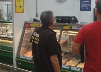 Quatro supermercados são notificados por irregularidades em açougues na Capital