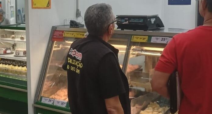 Quatro supermercados são notificados por irregularidades em açougues na Capital