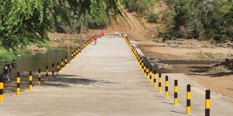 Governo da Paraíba constrói obra em comunidade ligando cidades do Agreste