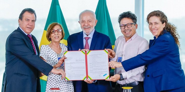 Lula assina decreto que melhora condições de trabalho de terceirizados de órgãos públicos