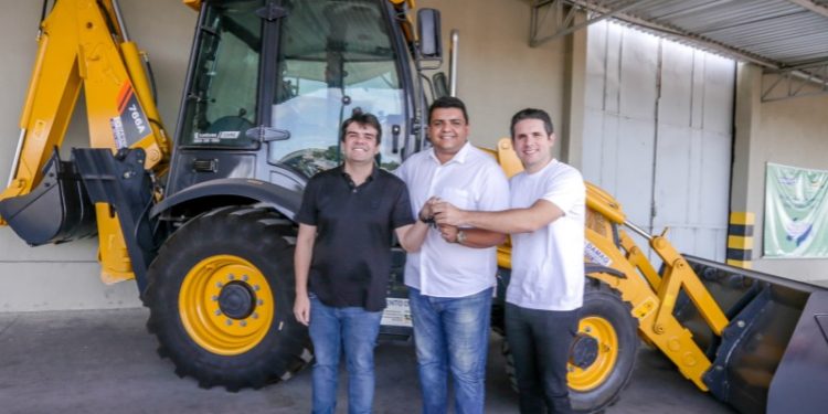 Maquinário é entregue aos municípios de Araruna e Conde