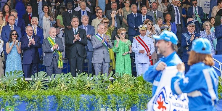 Desfile de 7 de Setembro realça as conquistas do país na área da saúde