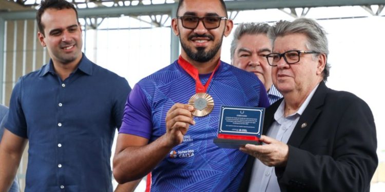 João entrega novo Ronaldão, recepciona medalhistas paralímpicos e destaca investimentos no segmento esportivo