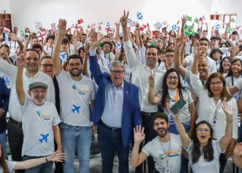 João acompanha pré-embarque de alunos para o Reino Unido e destaca ampliação do aprendizado com programa de intercâmbio