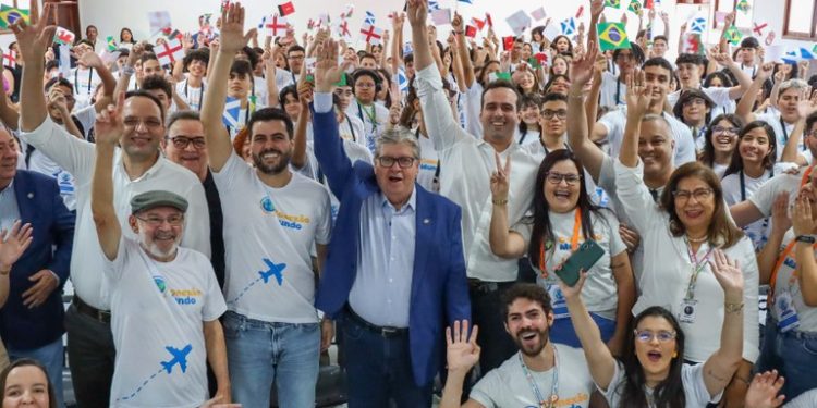 João acompanha pré-embarque de alunos para o Reino Unido e destaca ampliação do aprendizado com programa de intercâmbio