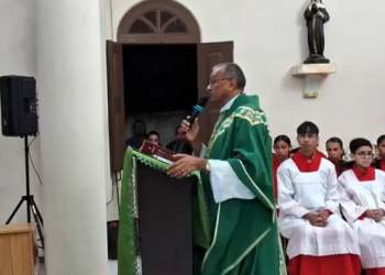 Padre se revolta com políticos durante missa na Paraíba: “de hoje a 15 dias, vocês se danem”