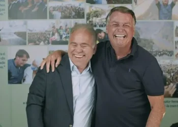 Justiça eleitoral impede Queiroga de usar imagem de Bolsonaro em excesso no guia eleitoral