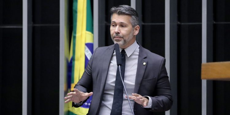 Projeto de Leonardo Gadelha prevê regras mais claras para propagandas de apostas online