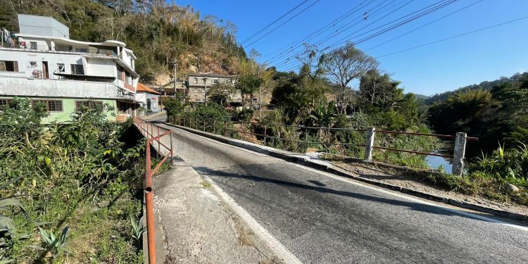 Acessos entre BR-040 e União e Indústria mostram precariedade e improviso