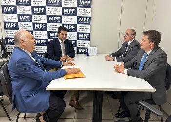 Presidente do TCE-PB entrega relatório da auditoria sobre contratações e despesas em terceirização ao procurador eleitoral