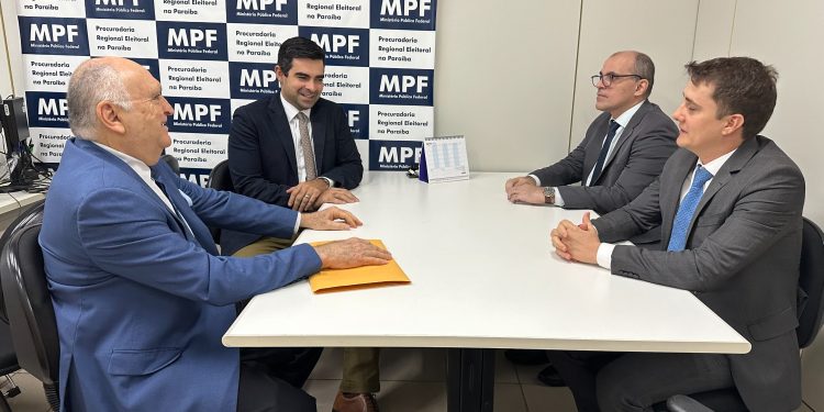 Presidente do TCE-PB entrega relatório da auditoria sobre contratações e despesas em terceirização ao procurador eleitoral