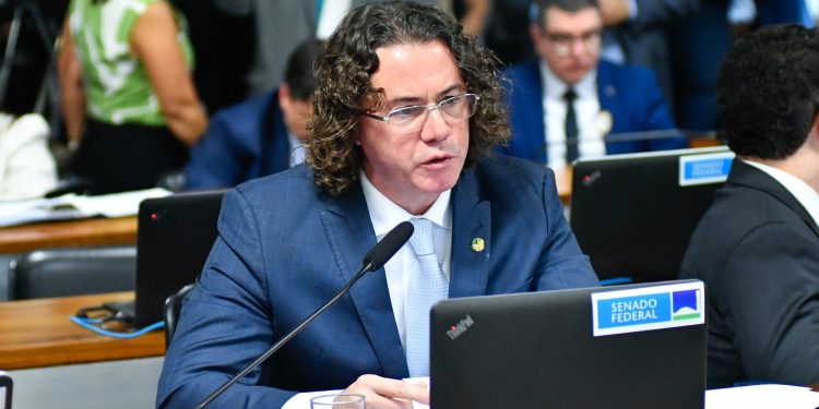 Relator do projeto dos “combustíveis do futuro”, Veneziano tem proposta aprovada na Comissão de Infraestrutura do Senado
