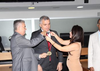 ALPB concede medalha Epitácio Pessoa ao presidente do TRT-13
