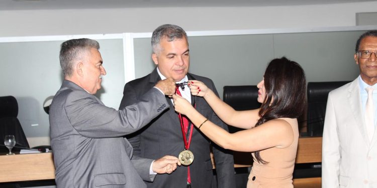 ALPB concede medalha Epitácio Pessoa ao presidente do TRT-13