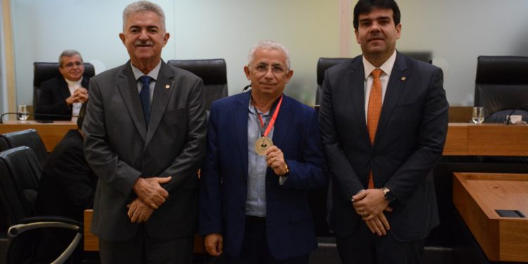 ALPB concede Medalha Augusto dos Anjos ao jornalista Marcus Alves