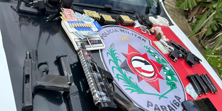 Operação apreende arsenal e desarticula grupo suspeito de atuar em comunidade de Santa Rita