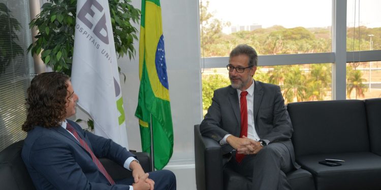 Presidente da Ebserh faz “agradecimento público” a Veneziano por iniciativa que ampliará recursos públicos para os Hospitais Universitários