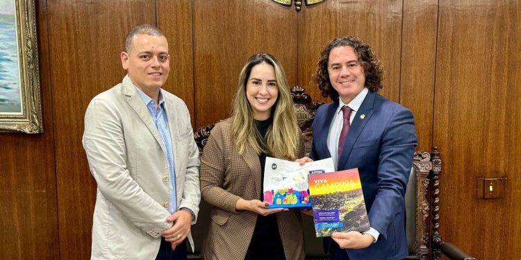 Secretária e coordenador de Turismo de CG entregam a Veneziano projeto de Centro Integrado de Apoio ao Turista