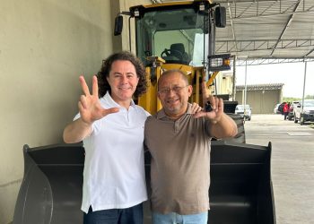 Em ação com a Codevasf, Veneziano entrega máquinas agrícolas para Lucena e São José de Princesa
