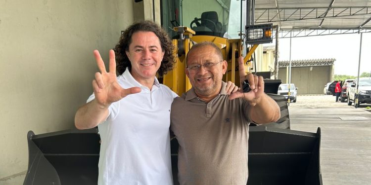 Em ação com a Codevasf, Veneziano entrega máquinas agrícolas para Lucena e São José de Princesa