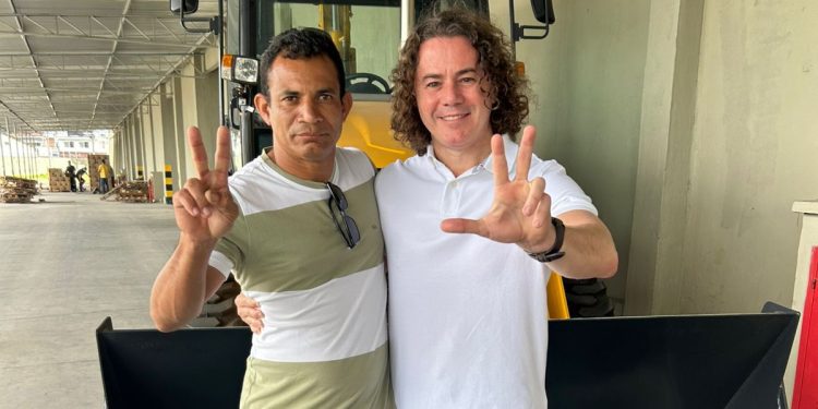 Em ação com a Codevasf, Veneziano entrega máquinas agrícolas para Lucena e São José de Princesa