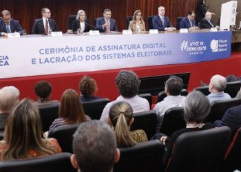 Sistemas das Eleições 2024 são assinados digitalmente e lacrados em cerimônia pública no TSE