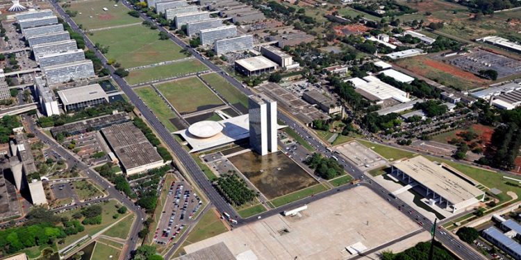 Orçamento 2025 chega ao Congresso com salário mínimo de R$ 1.509