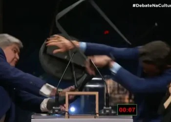 VÍDEO: Datena ataca Pablo Marçal com uma cadeirada durante debate em São Paulo