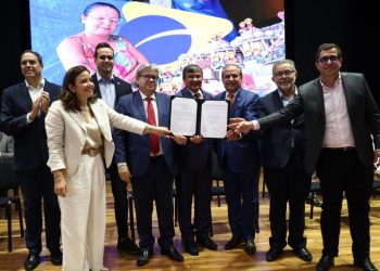 João Azevêdo e ministro Wellington Dias lançam programa Acredita no Primeiro Passo na Paraíba
