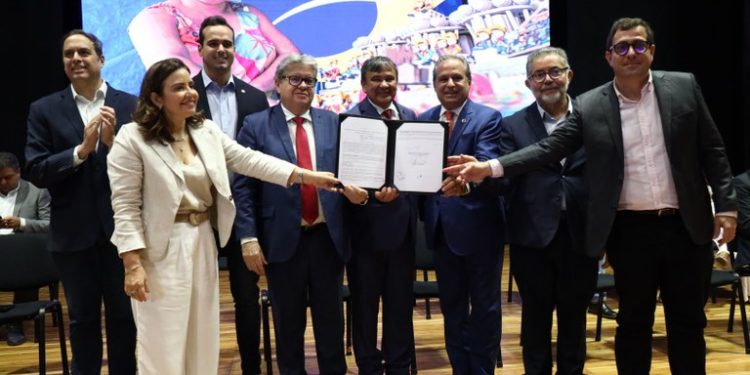 João Azevêdo e ministro Wellington Dias lançam programa Acredita no Primeiro Passo na Paraíba