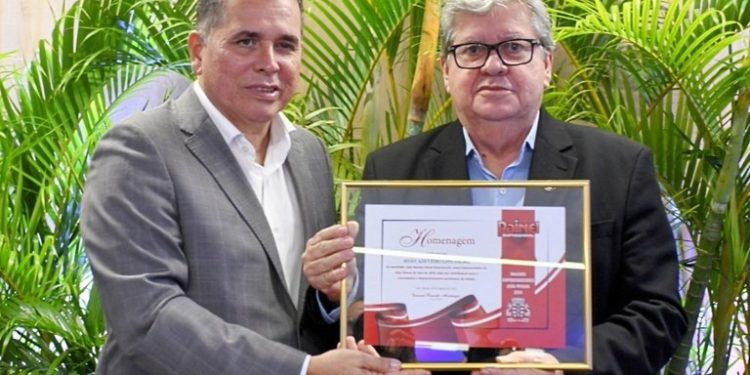João Azevêdo é homenageado pelos investimentos para impulsionar setor produtivo em João Pessoa
