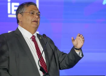 Dino vota no STF por suspensão da rede X e alega soberania nacional