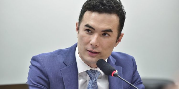 Projeto cria selo para identificar empresas que promovam direitos dos idosos