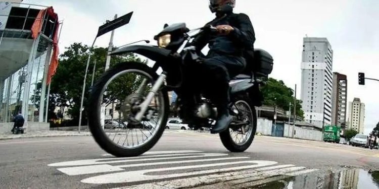 Pesquisa nacional mostra que 54% dos motociclistas dirigem sem habilitação