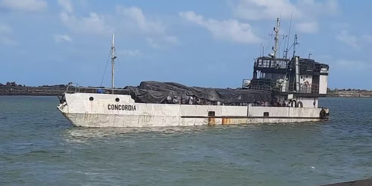 Naufrágio de navio deixa cinco desaparecidos no Litoral de Pernambuco