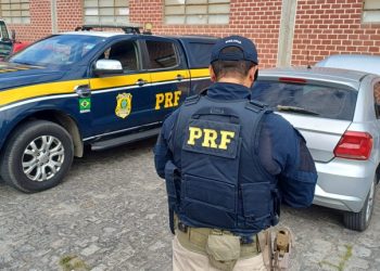 PRF flagra veículo de prefeitura realizando transporte irregular de produtos