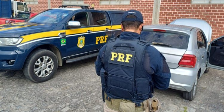PRF flagra veículo de prefeitura realizando transporte irregular de produtos