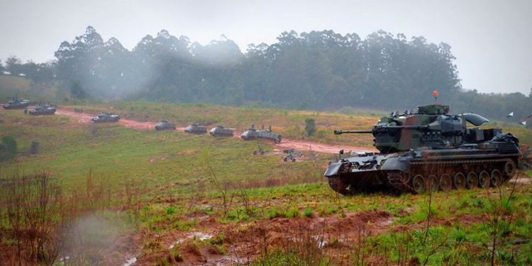 Projeto aumenta punição a militar que atenta contra a democracia