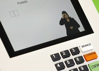 Justiça Eleitoral traz intérprete de Libras na urna para assegurar acessibilidade