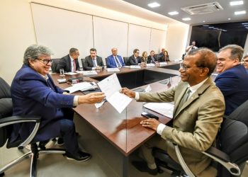 João Azevêdo recebe lista tríplice para vaga de desembargador pelo quinto constitucional