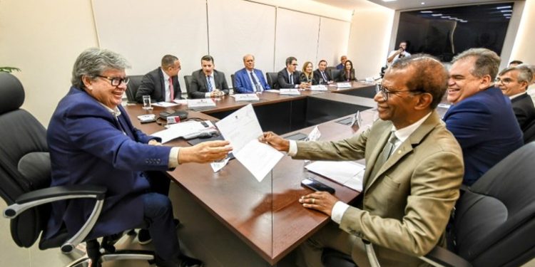 João Azevêdo recebe lista tríplice para vaga de desembargador pelo quinto constitucional