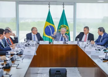 “Tem muita gente gastando o que não tem”, alerta Lula sobre bets