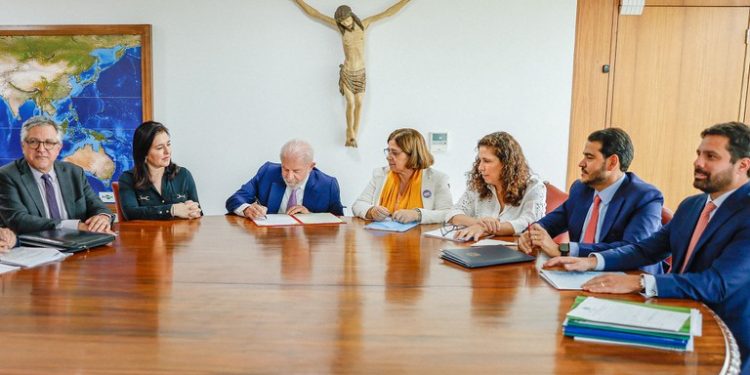 Lula sanciona Lei que amplia para até 40 anos a pena para casos de feminicídio