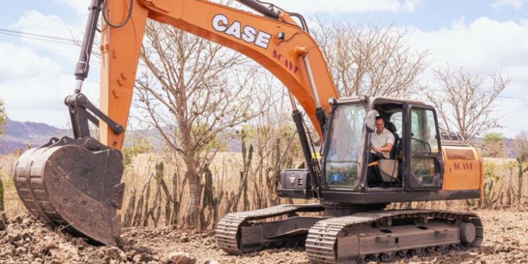 Vice-governador visita obra de pavimentação de estrada que liga Galante a bairro de Campina Grande