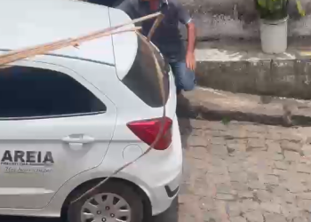 COMPRA DE VOTOS? Carro da Prefeitura de Areia é flagrado distribuindo cestas básicas