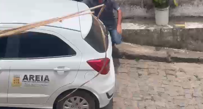 COMPRA DE VOTOS? Carro da Prefeitura de Areia é flagrado distribuindo cestas básicas