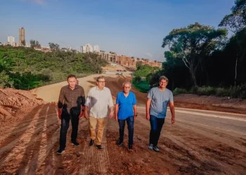 João Azevêdo e Cícero Lucena inspecionam as obras de construção de quatro viadutos na Capital