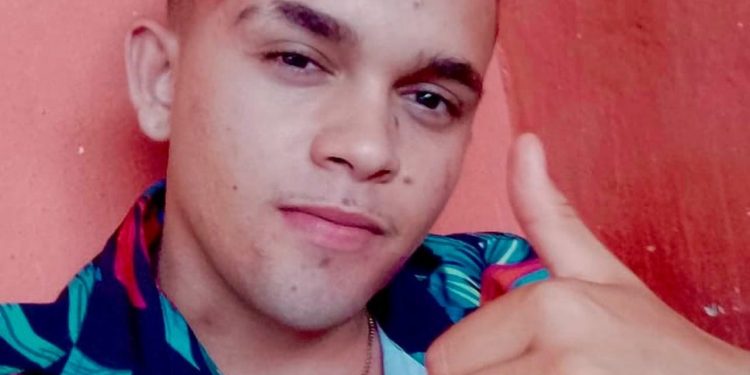 Influenciador é assassinado a facadas em comemoração política e suspeito é morto por populares logo depois