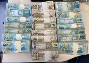 PF apreende R$ 300 mil em carro com material de campanha em João Pessoa