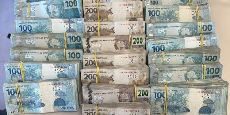 PF apreende R$ 300 mil em carro com material de campanha em João Pessoa